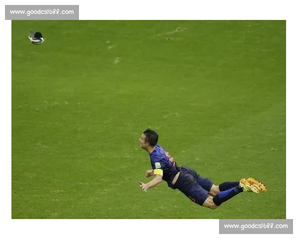 飞翔的荷兰人：范佩西鱼跃冲顶封神之战，重新定义中锋艺术